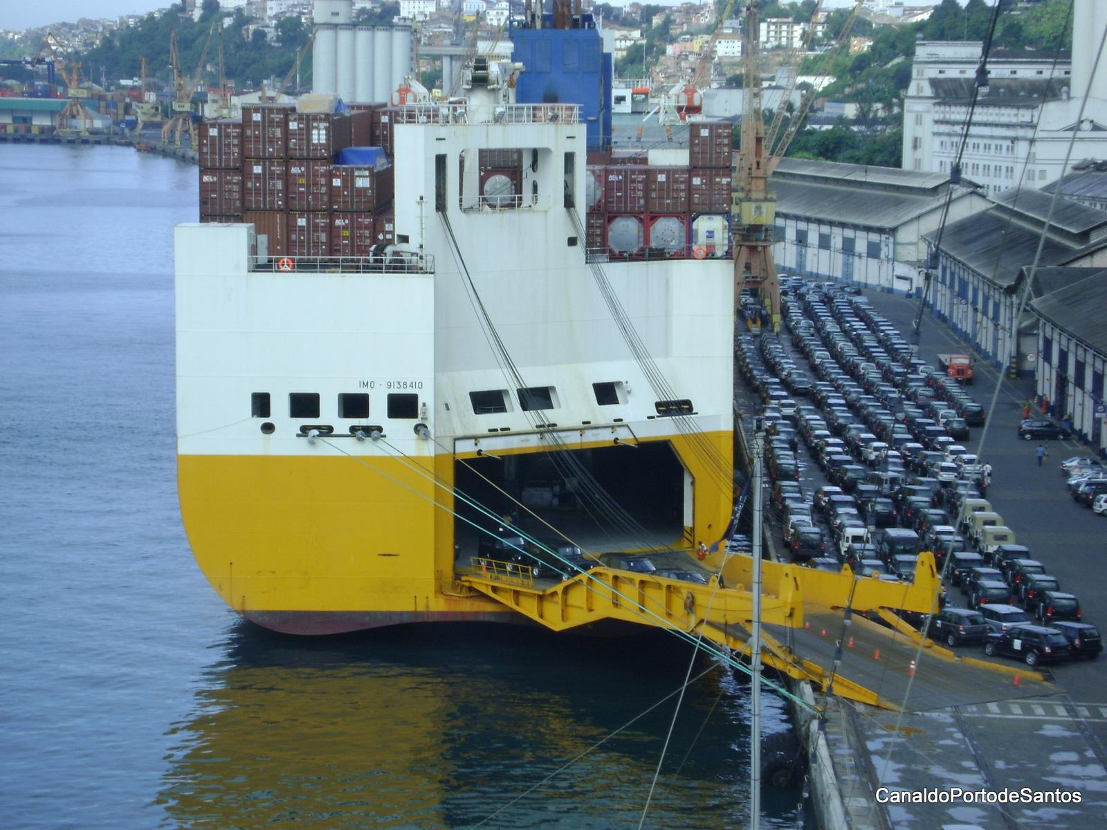 O Roll on-roll off é um navio cargueiro destinado ao transporte de automóveis e