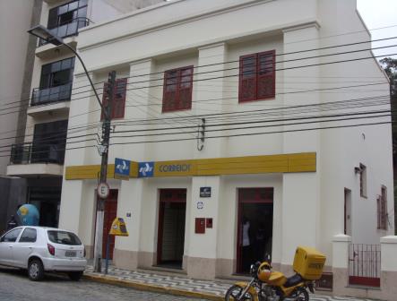 Figura 2 - planta baixa e fachada da agência de Santa Maria Madalena Fonte: Diretoria Regional dos Correios do Rio de Janeiro Gerencia de Engenharia.