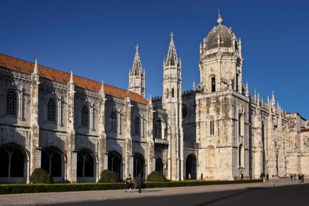 Traslado sem assistente do aeroporto de Lisboa ao hotel. Guia Brasileiro encontrará os passageiros no hotel. 3 DIA Lisboa Café da manhã no hotel.