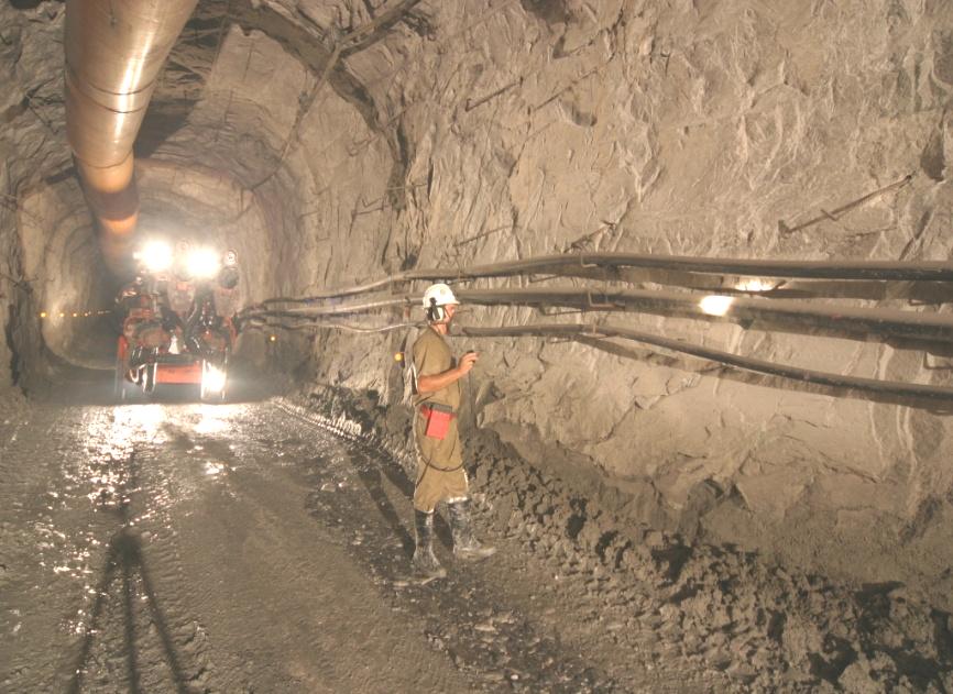 MINERAÇÃO - Subterrânea A mina Ipueira localizada no município de Andorinha, iniciou sua produção de