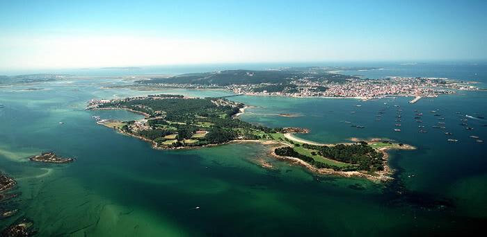 2 dias ENCANTOS DA GALIZA Combarro Ilha da Toxa O Grove - Sanxenxo Cruzeiro na Ria de Arousa Santiago de Compostela 1º: ORIGEM COMBARRO - ILHA DA TOXA O GROVE Saída com destino a Galiza Espanha.