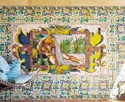 (1) Cathédrale de Coimbra Début du XVIè siècle Les Azulejos sont d origine maure. En effet, les premiers Azulejos sont importés de Séville vers 1503. La ville est sous influence islamique (1).