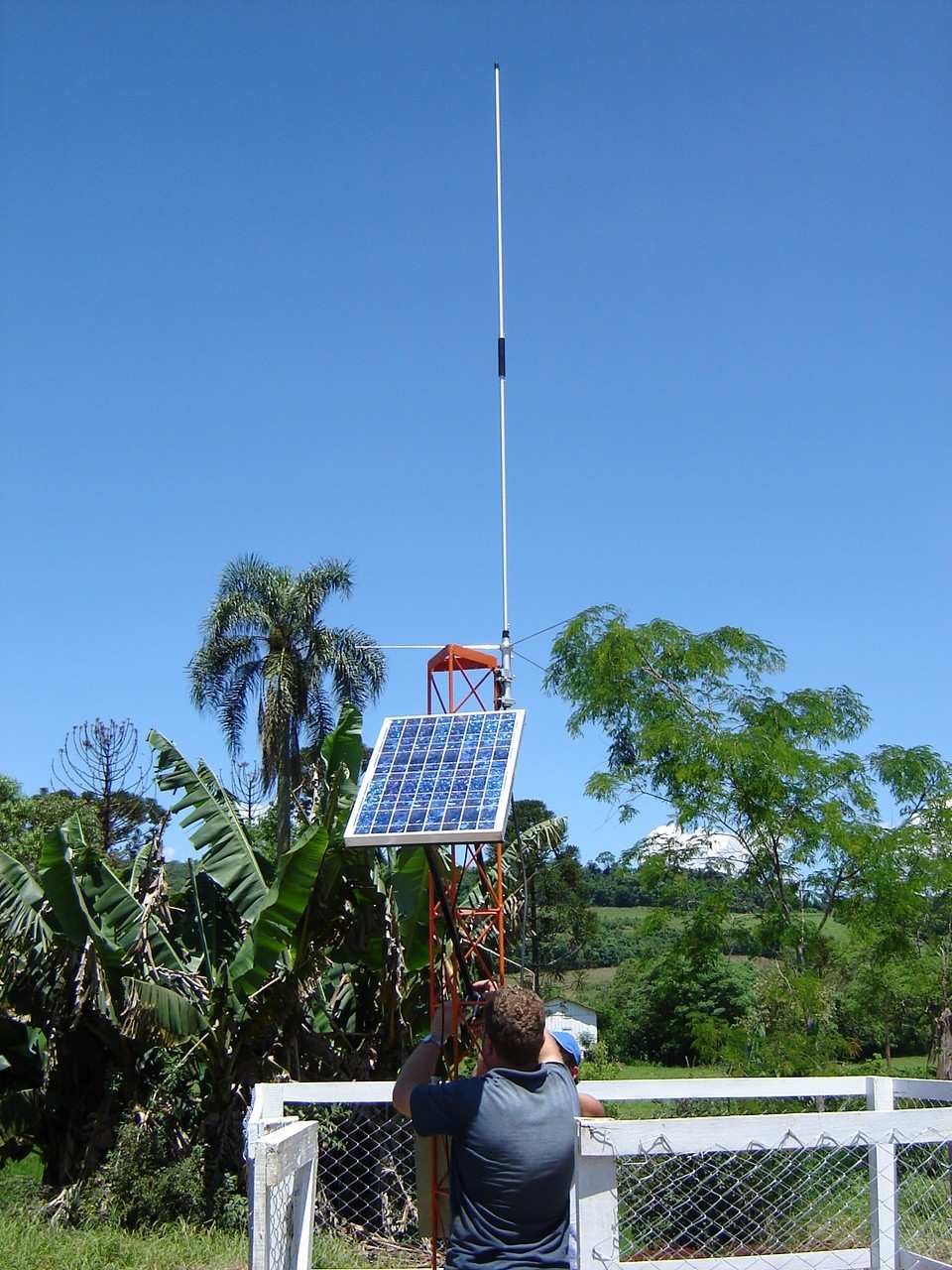 Sistemas e Equipamentos PROJETO Microbacias2 Síntese para Construção de conhecimento local Satélite SATÉLITE Pluviologger DISPONIBILIZAR DADOS PARA AS EQUIPES LOCAIS E AGRICULTORES EM TEMPO REAL (VIA