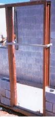 4. Classificação quanto a... d.... Técnica da fixação Chumbamento de batente de madeira à alvenaria.