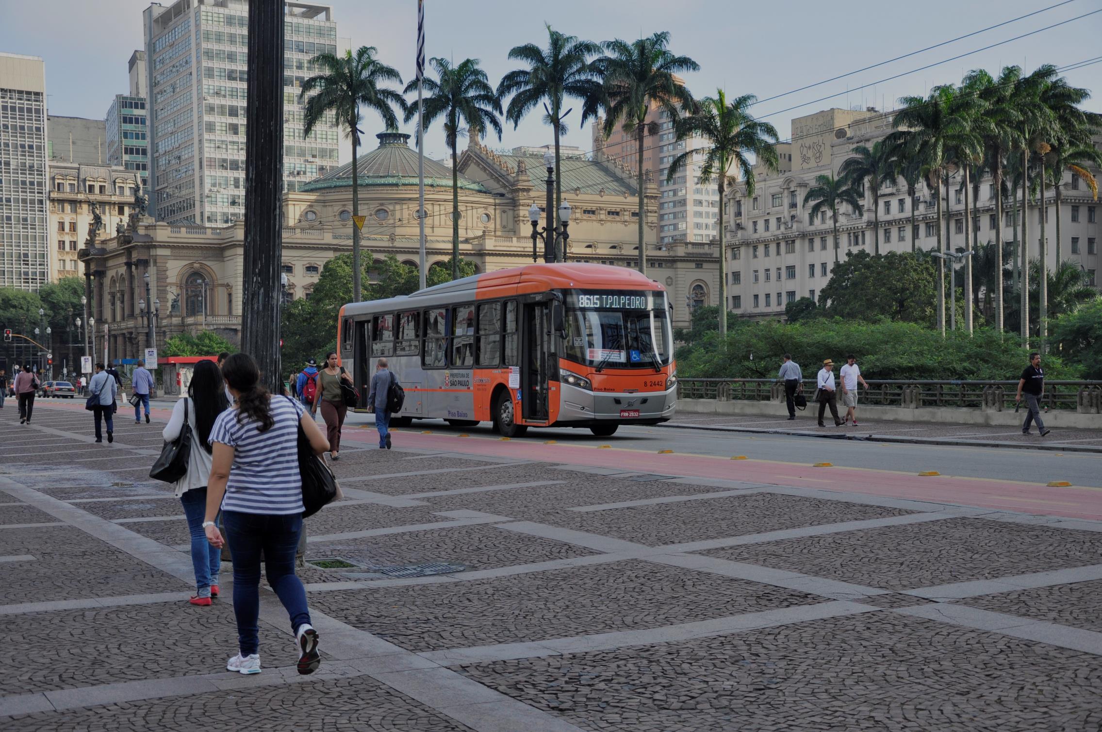 SALVANDO VIDAS A importância de reduzir limites de velocidade em áreas urbanas MARTA OBELHEIRO COORDENADORA DE PROJETOS DE