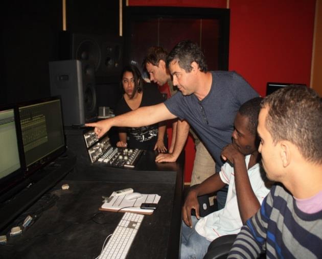 Agenda de Gravações Estúdios O CCWS disponibiliza à comunidade artística um estúdio de última geração, totalmente equipado, que permite a gravação, mixagem e masterização para a produção de CDs