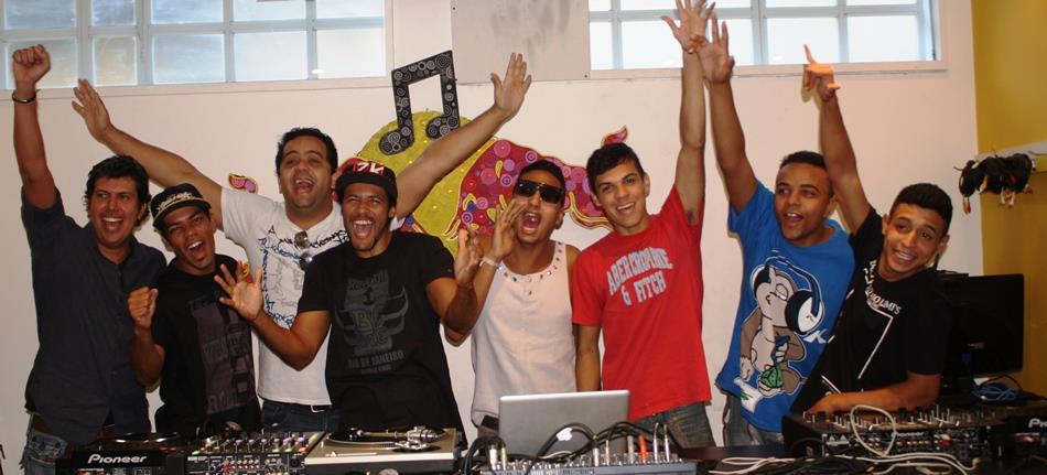 Capacitação Dança. Foto: Jonatan Marques. 16/05/2014 - Diretor Artístico da SONY Music Bruno B (pulseira preta) com os alunos do Curso de DJs e visita da Sony Music.