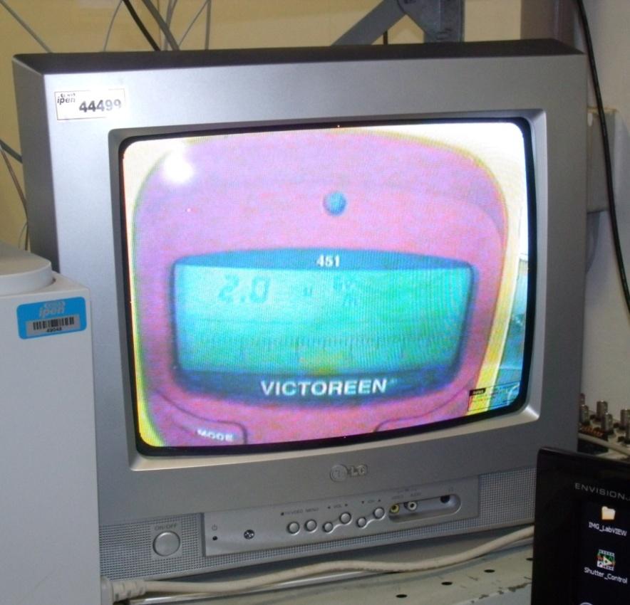 FIGURA 28 Televisor da sala de controle mostrando a leitura de um equipamento através das câmaras posicionadas na sala de irradiação.