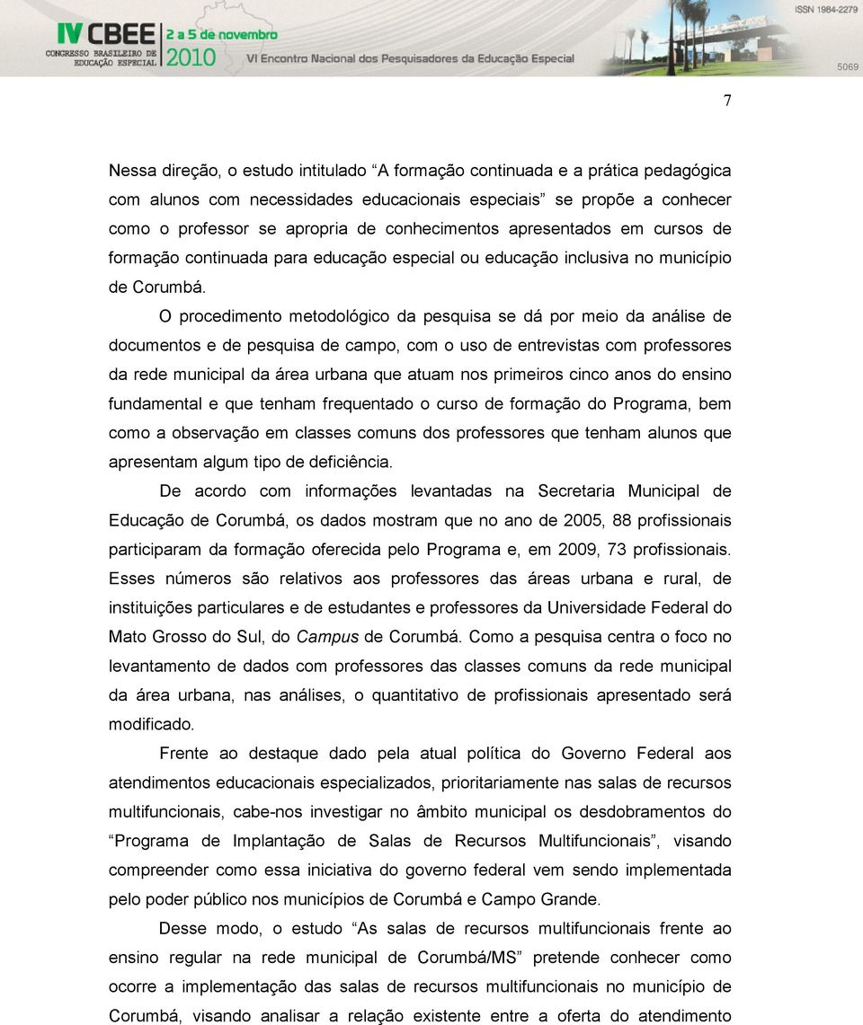 O procedimento metodológico da pesquisa se dá por meio da análise de documentos e de pesquisa de campo, com o uso de entrevistas com professores da rede municipal da área urbana que atuam nos