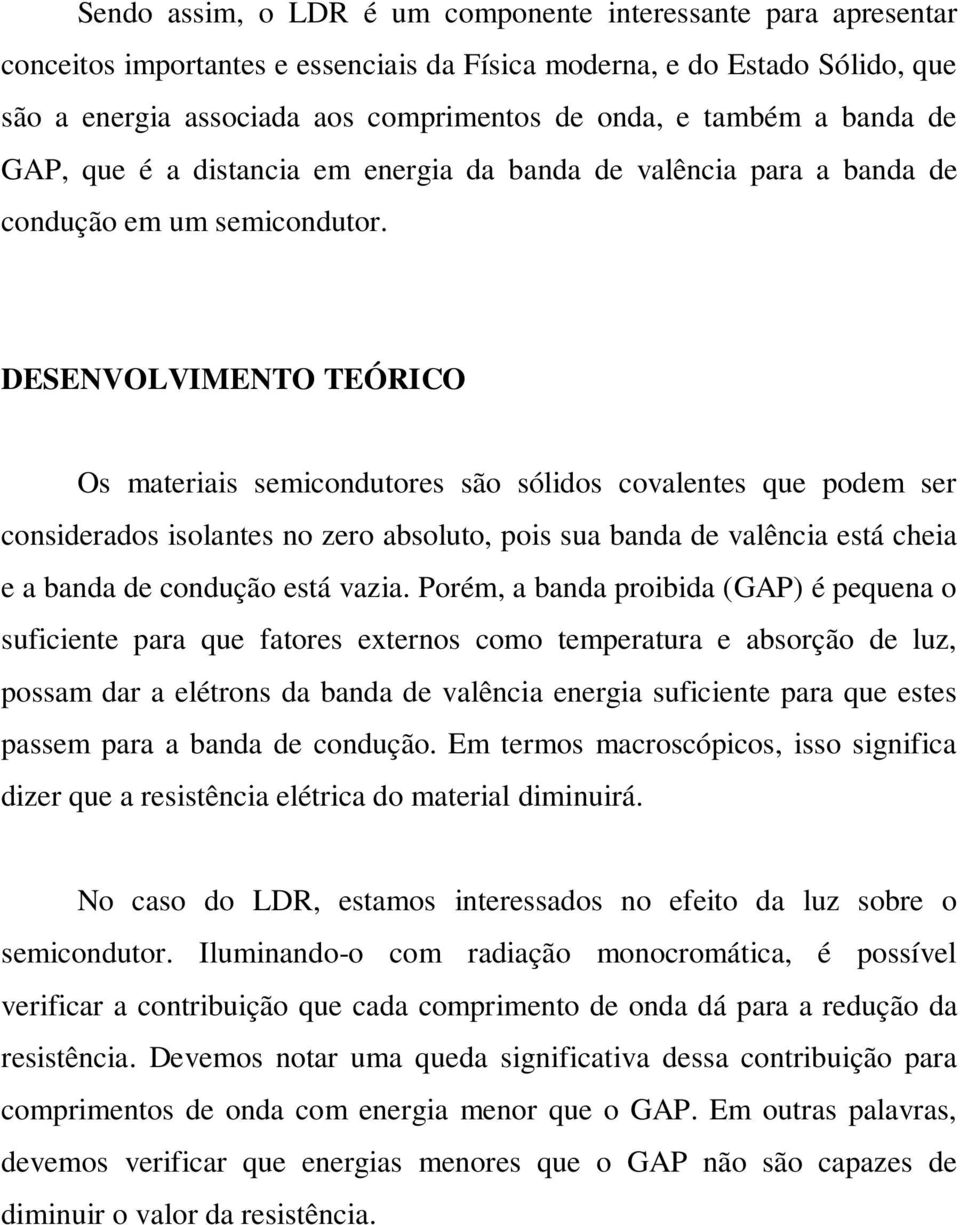 DESENVOLVIMENTO TEÓRICO Os materiais semicondutores são sólidos covalentes que podem ser considerados isolantes no zero absoluto, pois sua banda de valência está cheia e a banda de condução está