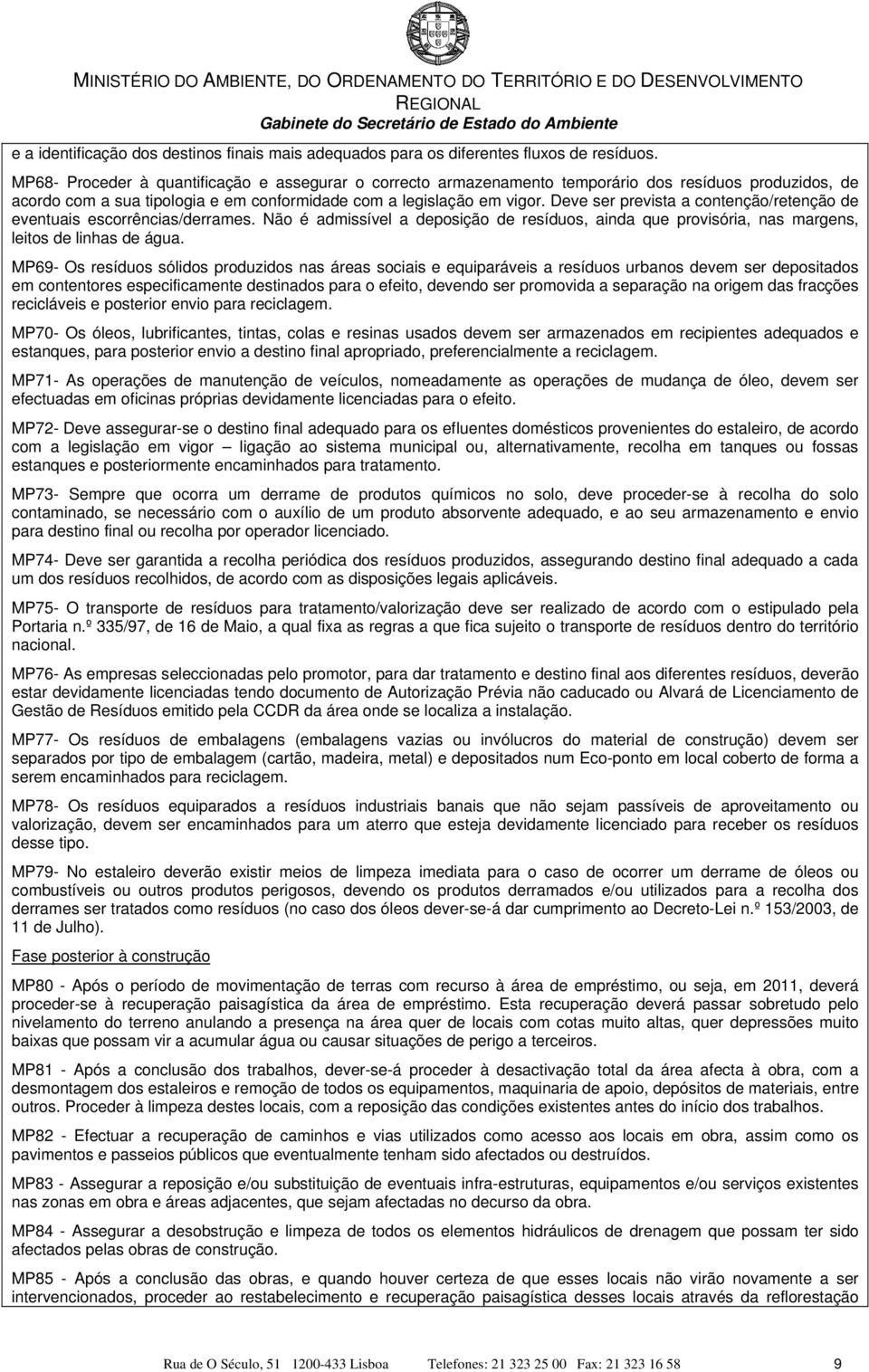 Deve ser prevista a contenção/retenção de eventuais escorrências/derrames. Não é admissível a deposição de resíduos, ainda que provisória, nas margens, leitos de linhas de água.