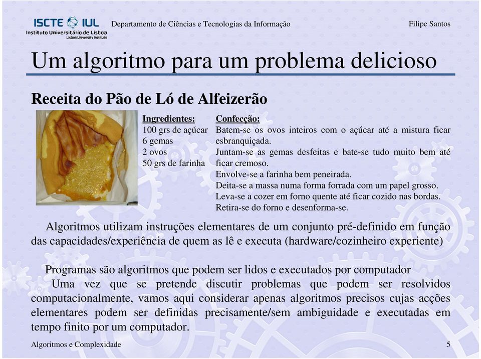 Deita-se a massa numa forma forrada com um papel grosso. Leva-se a cozer em forno quente até ficar cozido nas bordas. Retira-se do forno e desenforma-se.