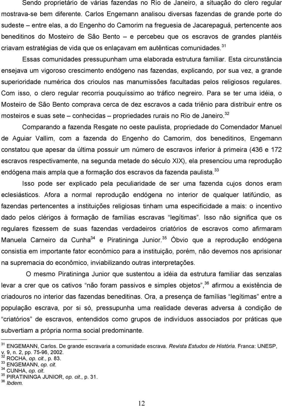 que os escravos de grandes plantéis criavam estratégias de vida que os enlaçavam em autênticas comunidades. 31 Essas comunidades pressupunham uma elaborada estrutura familiar.