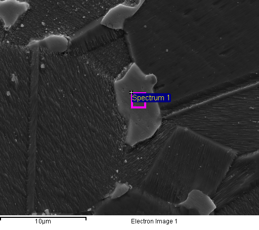 Figura 2. Microestrutura da liga Cu-Sn-Bi observada em MEV: matriz escura: bronze (Cu-Sn) e partículas mais claras: bismuto.