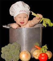 INTRODUÇÃO DOS ALIMENTOS Os primeiros alimentos a serem introduzidos deverão ser a sopa de legumes ou a farinha não láctea/farinha láctea, de acordo com o seu Pediatra.