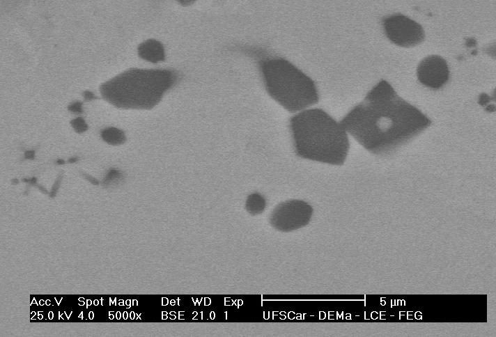 espessura maior totalmente com material vítreo. Figura 3. Micrografias obtidas por MEV da espessura de 6 mm para duas amostras processadas por rotas diferentes. a) sucção, b) injeção. A Fig.