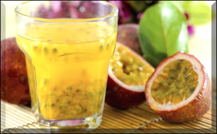 Suco Serenidade 1 xícara de chá de água filtrada; 1 colher de sopa de erva-cidreira ou capim-limão; 1 colher de chá de flor de camomila; 1 pau de canela pequeno; 1 colher de sopa de maracujá doce.