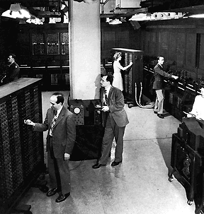 HISTÓRICO 1946 ENIAC Programação feita através de fios e pinos (como painel telefônico) Executava 5000