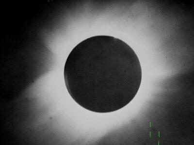 O ECLIPSE DE 1919 A FAMA DE EINSTEIN (Como, quando e onde começou) Uma das observações científicas mais importantes de toda a história da Astronomia foi realizada no Brasil, em Sobral (CE), por