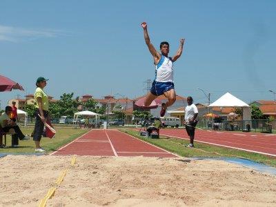 ATLETISMO - Saltos E nas provas de salto horizontal: Salto em distância Prova na qual os atletas devem percorrer uma raia correndo para ganhar impulsão e saltar antes de uma faixa branca marcada no