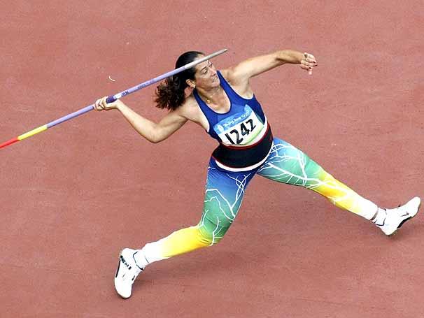 ATLETISMO - Lançamentos Os lançamentos são executados dentro de áreas limitadas, para o arremesso ou lançamento de peso, de martelo e disco, e antes de uma linha demarcada no solo para o lançamento