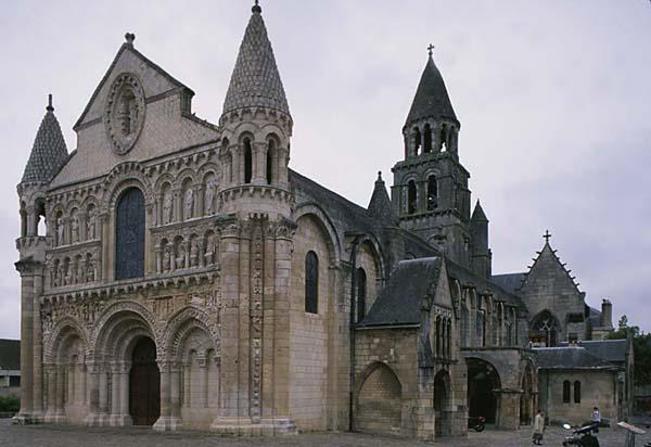 Caracterizado por grandes edifícios maciços, com grossas paredes e pequeno número de janelas, o românico tem como destaque a simplicidade. (Observe a figura abaixo e à direita).