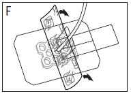 6. Separe as 2 tiras de fixação da película. Retire o papel de proteção de uma das tiras e aplique-a sobre a abertura do curativo, fixando a parte superior desta tira ao lado inferior do dreno (E).