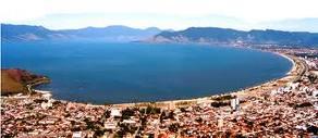 Além das praias, Caraguá conta com trilhas na mata atlântica e infraestrutura composta por grandes calçadões, avenidas à beira mar, shoppings, supermercados e lojas, além de culinária saborosa em