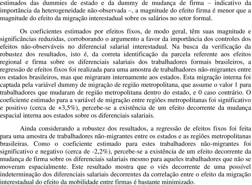 Os coeficientes estimados por efeitos fixos, de modo geral, têm suas magnitude e significâncias reduzidas, corroborando o argumento a favor da importância dos controles dos efeitos não-observáveis no