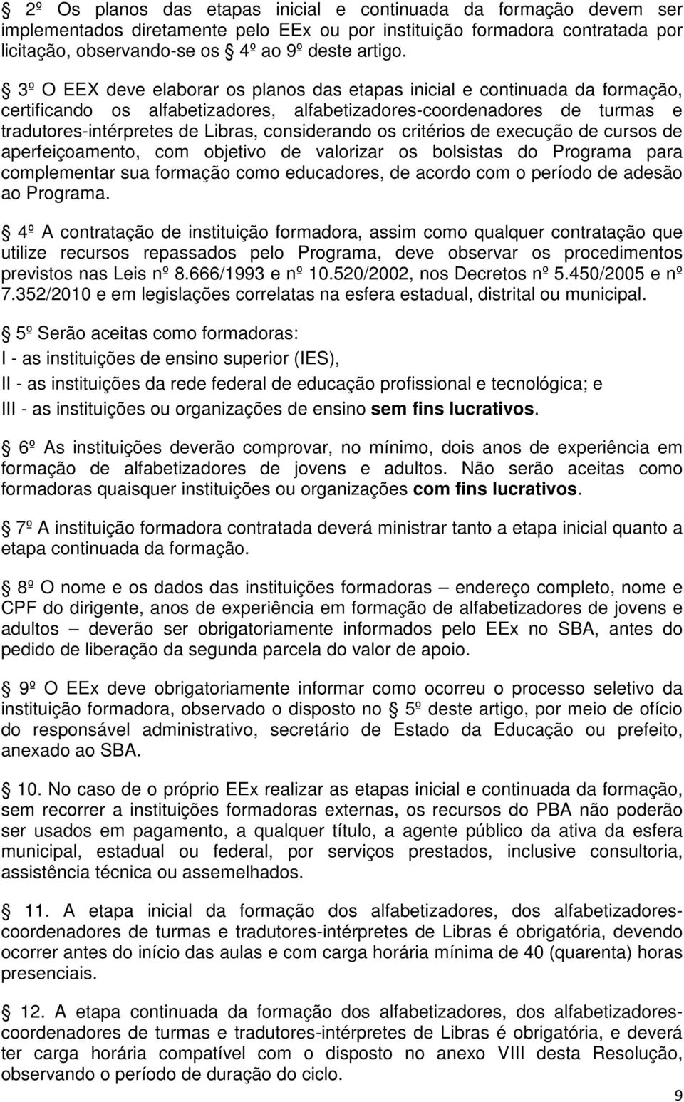 os critérios de execução de cursos de aperfeiçoamento, com objetivo de valorizar os bolsistas do Programa para complementar sua formação como educadores, de acordo com o período de adesão ao Programa.