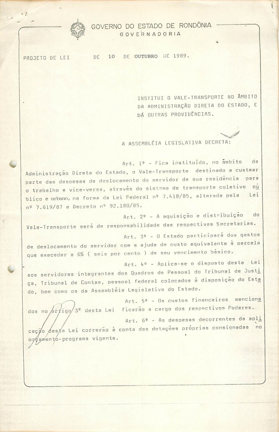 1Q - Fica instituído, no âmbito da Administração Direta do Estado, o Vale-Transporte destinado a custear parte das despesas de deslocamento do servidor de sua residência para o trabalho e vice-versa,