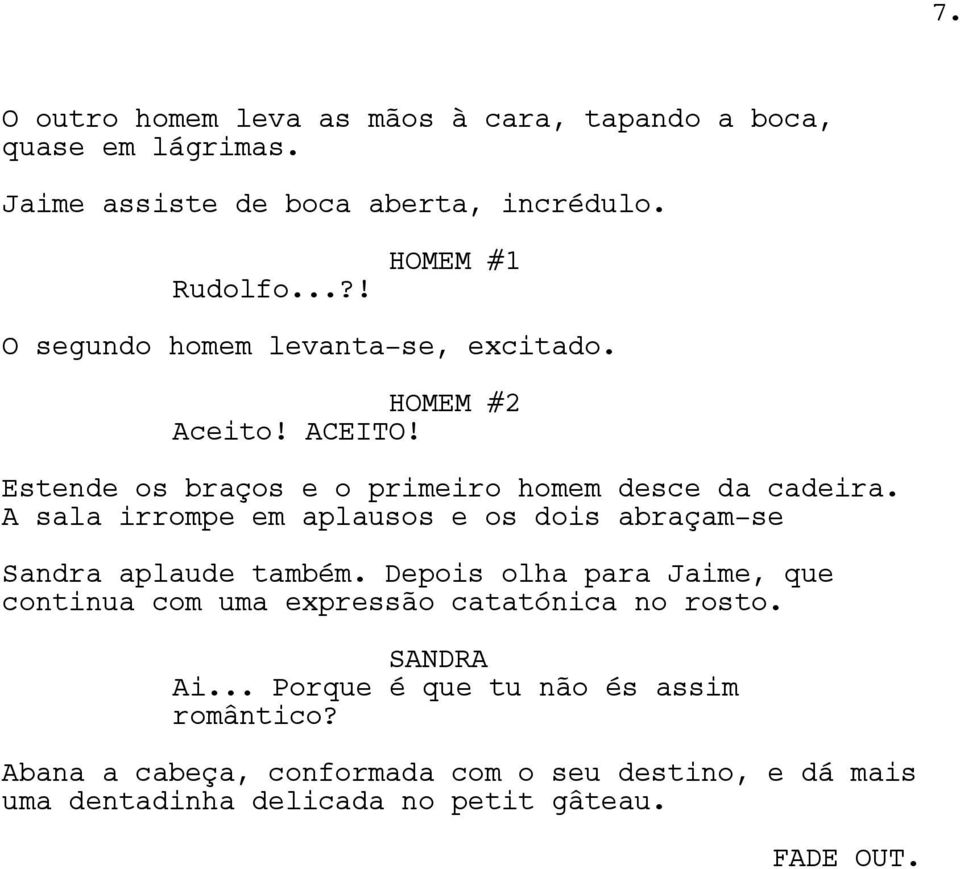 A sala irrompe em aplausos e os dois abraçam-se Sandra aplaude também.