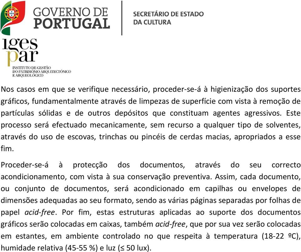 Este processo será efectuado mecanicamente, sem recurso a qualquer tipo de solventes, através do uso de escovas, trinchas ou pincéis de cerdas macias, apropriados a esse fim.