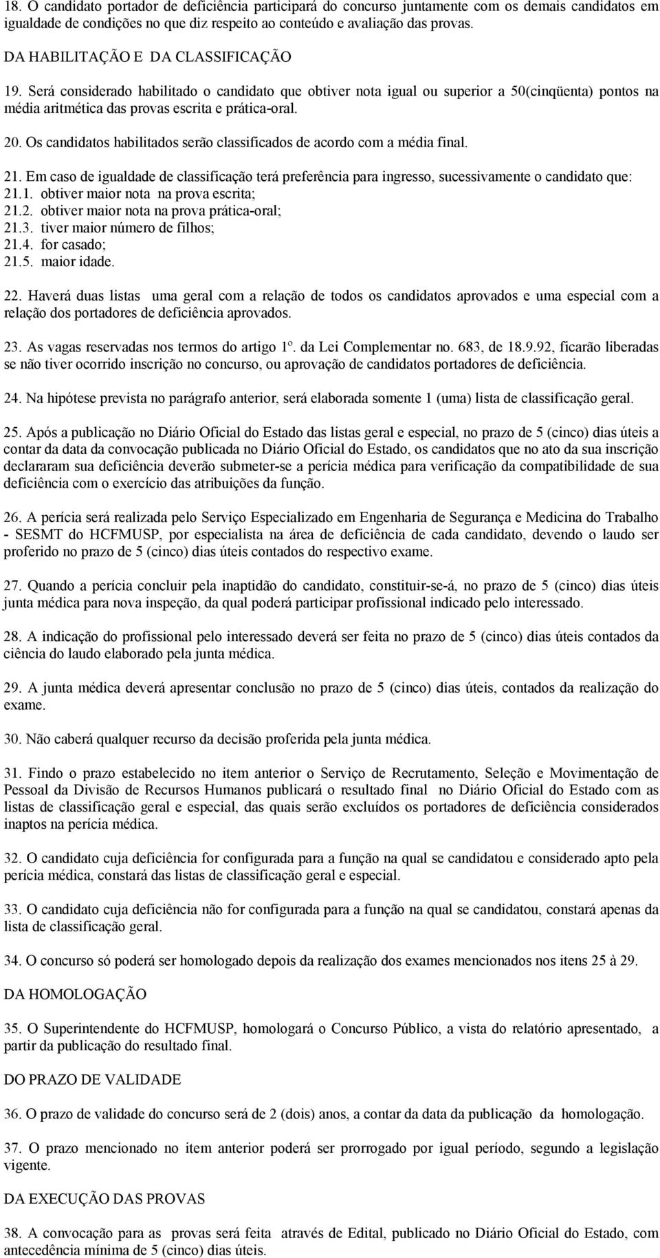 Os candidatos habilitados serão classificados de acordo com a média final. 21. Em caso de igualdade de classificação terá preferência para ingresso, sucessivamente o candidato que: 21.1. obtiver maior nota na prova escrita; 21.