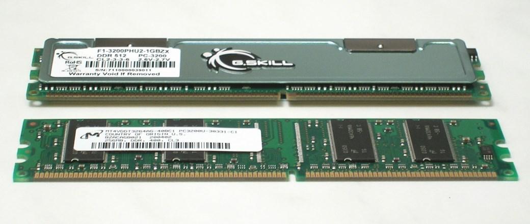 Máquina de von Neumann Memórias DDR SDRAM: DDR, DDR2 e DDR3: As memórias DDR, operavam com frequências de até 200MHz, mas o barramento operava a apenas 100MHz; O motivo