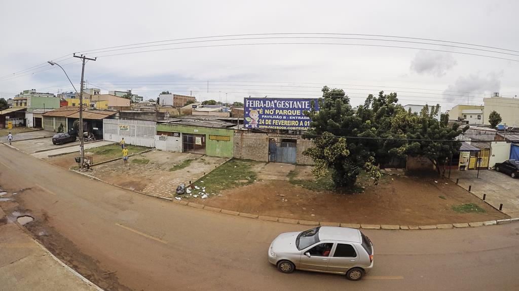 ESTAÇÃO TERMINAL CEILÂNDIA ENTORNO URBANO A. Área de uso 1. uso predominante: comercial e serviços em um dos lados da estação e residencial em casas do outro, configurando uma região de uso misto.