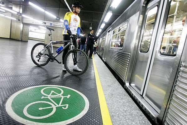 RECOMENDAÇÕES GERAIS PARA AS ESTAÇÕES ATUAIS E NOVAS Sinalização e informação: o Adesivação no piso em frente as portas de entrada do último vagão sinalizando que aquele é o vagão adequado para o