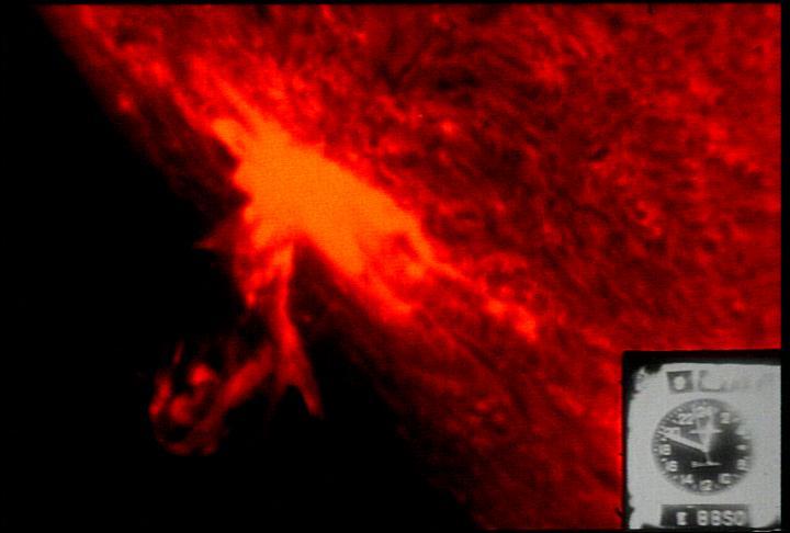 Clarões (solar flares) - São tremendas explosões na superfície do Sol, onde, em poucos minutos, o material é aquecido a muitos milhões de graus, quando se libera uma energia superior a um bilhão