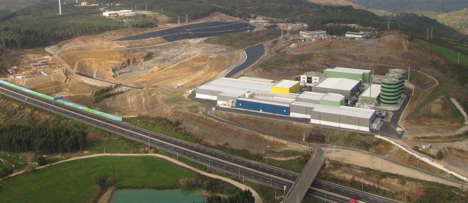 O biogás do aterro é captado e encaminhado para um motor-gerador de produção de electricidade, sendo esta posteriormente injectada na Rede Eléctrica Nacional (REN).