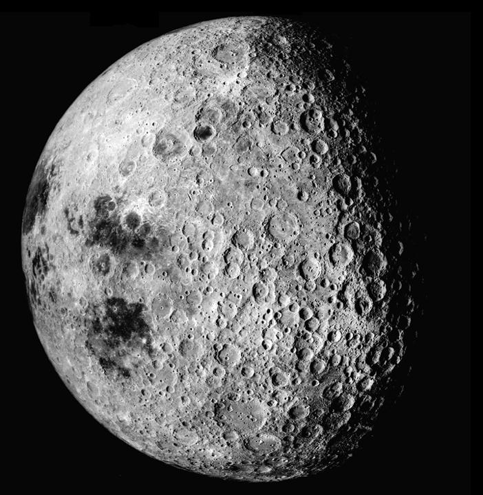 Bombardeamento Um bombardeamento maciço de asteroides e cometas seria a explicação para formação da superfície esburacada e cheia de fraturas apresentada pela Lua.