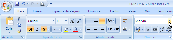 Pode também atribuir formatos rapidamente a partir do grupo de ícones Número no friso Base do Excel Neste exemplo, escolhemos formatar uma célula com atributo Moeda.