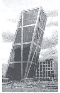 A inclinação das torres é de 15 com a vertical e elas têm, cada uma, uma altura de 114 m (a altura é indicada na figura como o segmento AB).