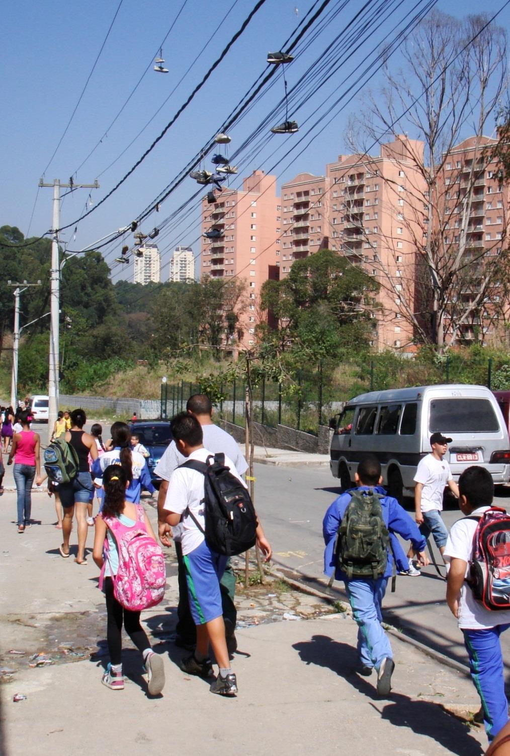 Foto: Irene Quintáns caminhando sozinhos (sozinhos, com amigos ou com irmãos pequenos) EMEF D.