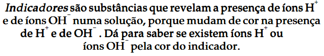 No fio que está ligado ao pólo negativo da pilha, forma-se hidrogênio e sobra o grupo -OH. Esse grupo -OH é chamado hidróxido e tem carga negativa.