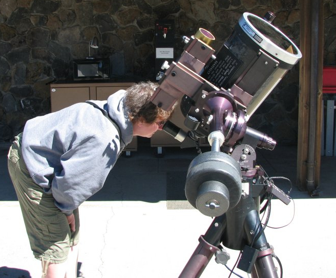 Refletor newtoninano (1668) Dificuldade para observar com um grande telescópio newtoniano.