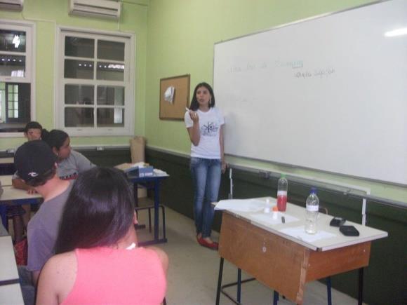 Arco íris de Licopeno Objetivos: Observar por meio do experimento a presença de Licopeno no suco de tomate através da reação colorímetrica com adição de Bromo e descrever os benefícios desse