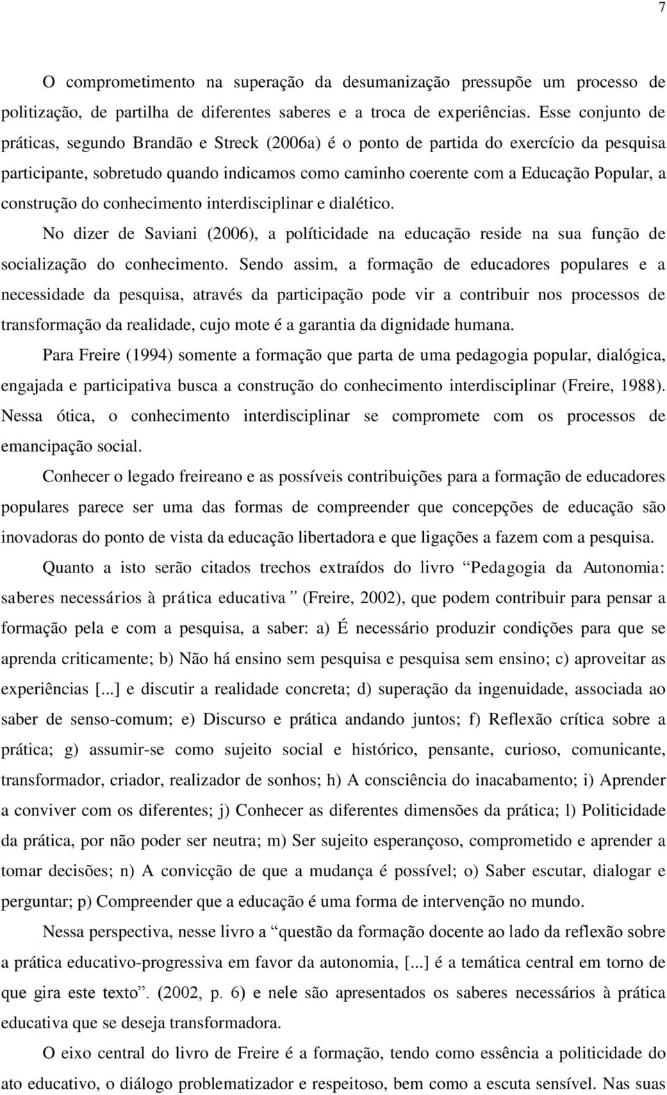 construção do conhecimento interdisciplinar e dialético. No dizer de Saviani (2006), a políticidade na educação reside na sua função de socialização do conhecimento.