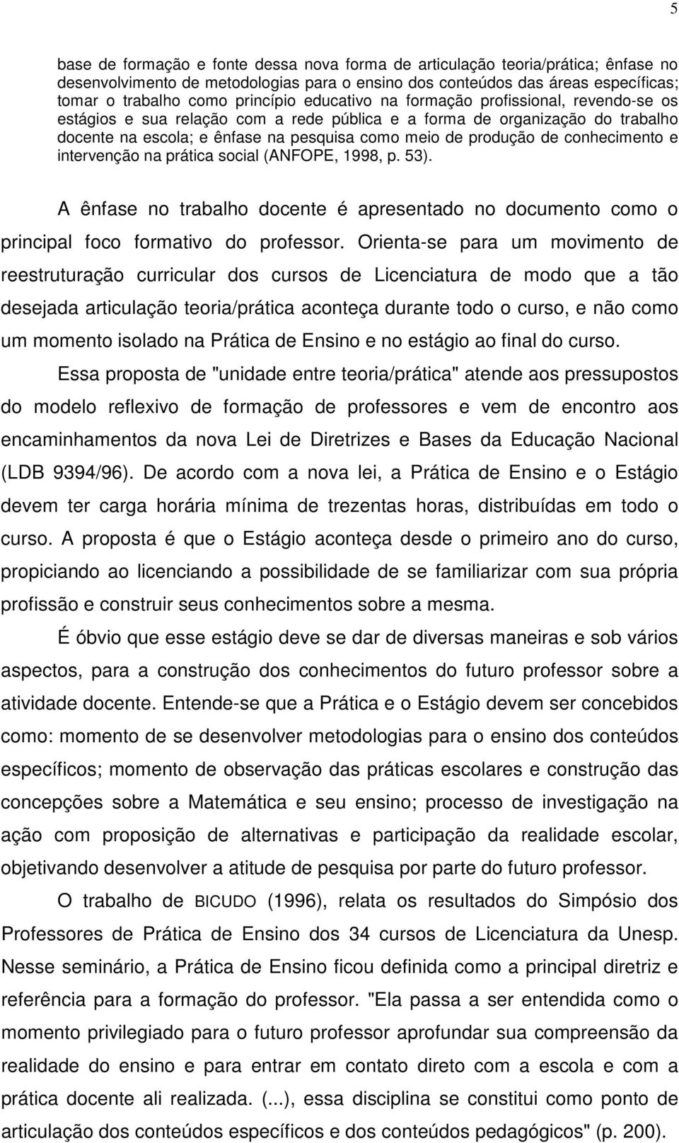 conhecimento e intervenção na prática social (ANFOPE, 1998, p. 53). A ênfase no trabalho docente é apresentado no documento como o principal foco formativo do professor.