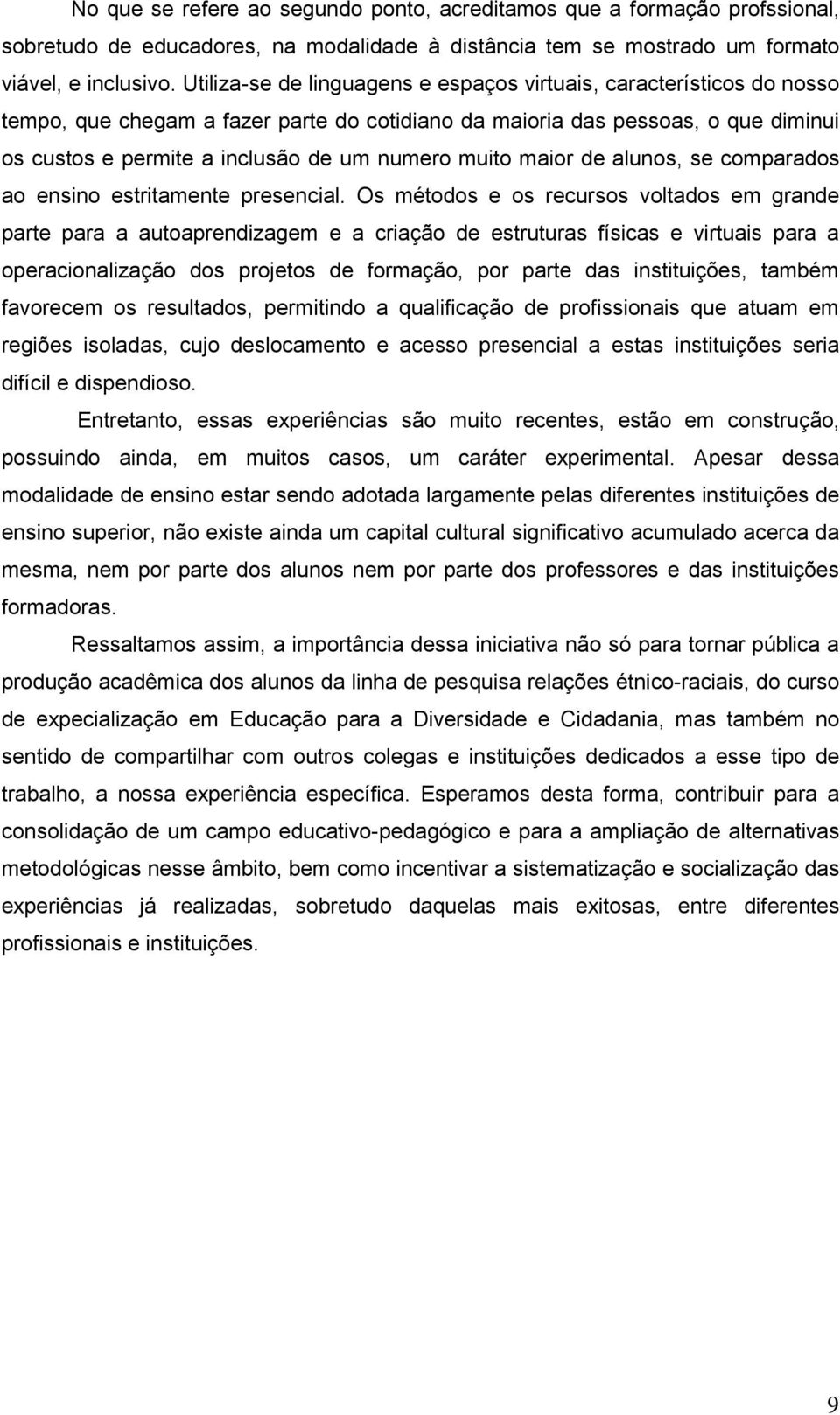 muito maior de alunos, se comparados ao ensino estritamente presencial.