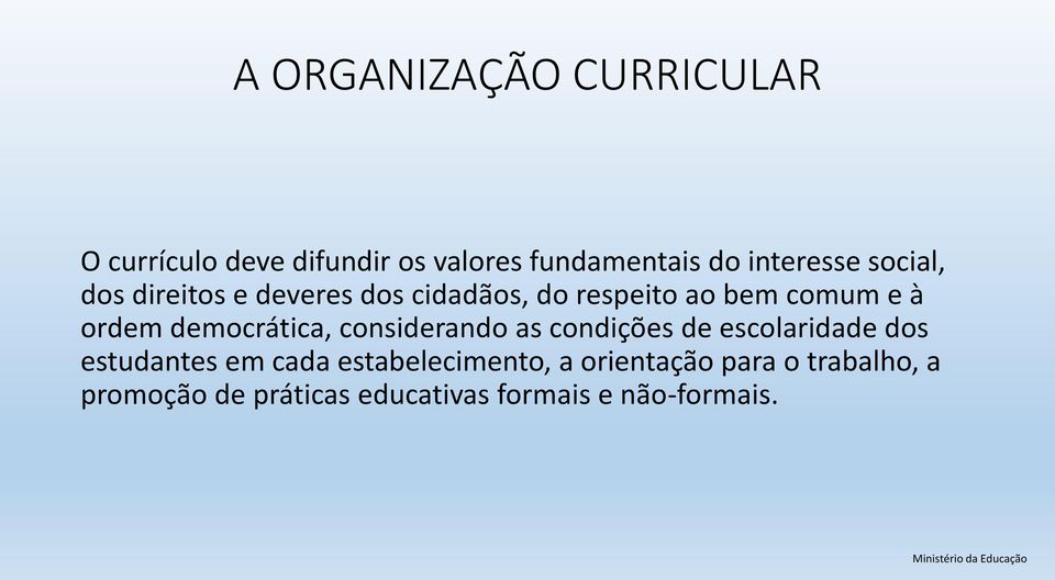 democrática, considerando as condições de escolaridade dos estudantes em cada